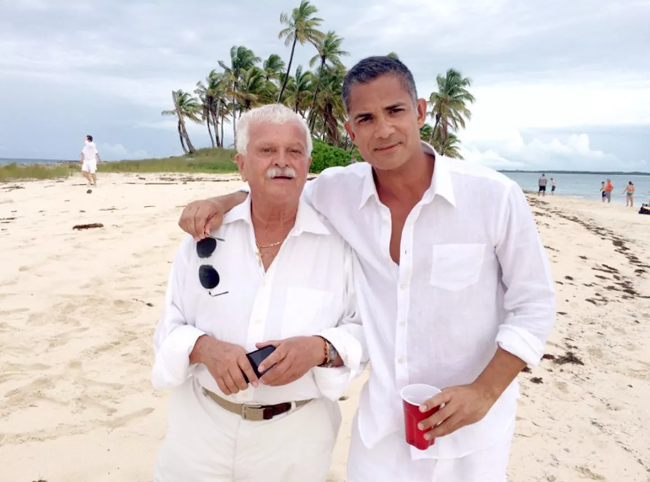 David Bunevacz, a la derecha, y su padre en las Bahamas en octubre de 2015.(Meredith Danford)