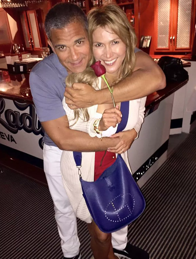 David y Jessica Bunevacz se abrazan en un bar en octubre de 2015.(Meredith Danford)