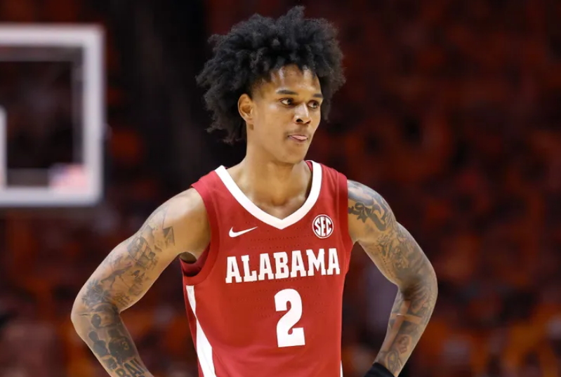 Arrestan A Aden Holloway, Jugador De Los Alabama Crimson Tide, En Posesión De 1 Kilo De Hierba, Su Abogado Asegura Era Consumo Personal