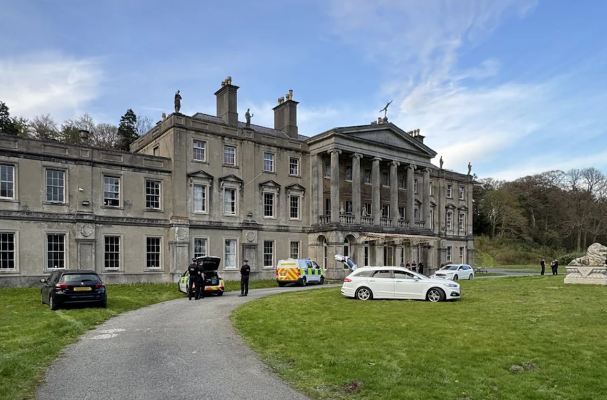 Encuentra Plantío De Hierba En La Antigua Mansión Del Rey Carlos III del Reino Unido