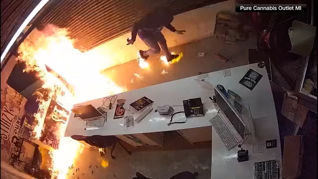 Dos Sujetos Prenden Fuego A Un Dispensario De Hierba En Michigan