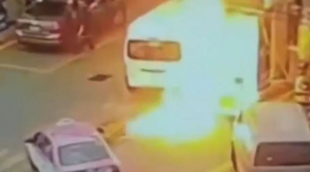 Sujeto Incendia Vehículo Para Evitar Que Lo Internaran En Un Anexo